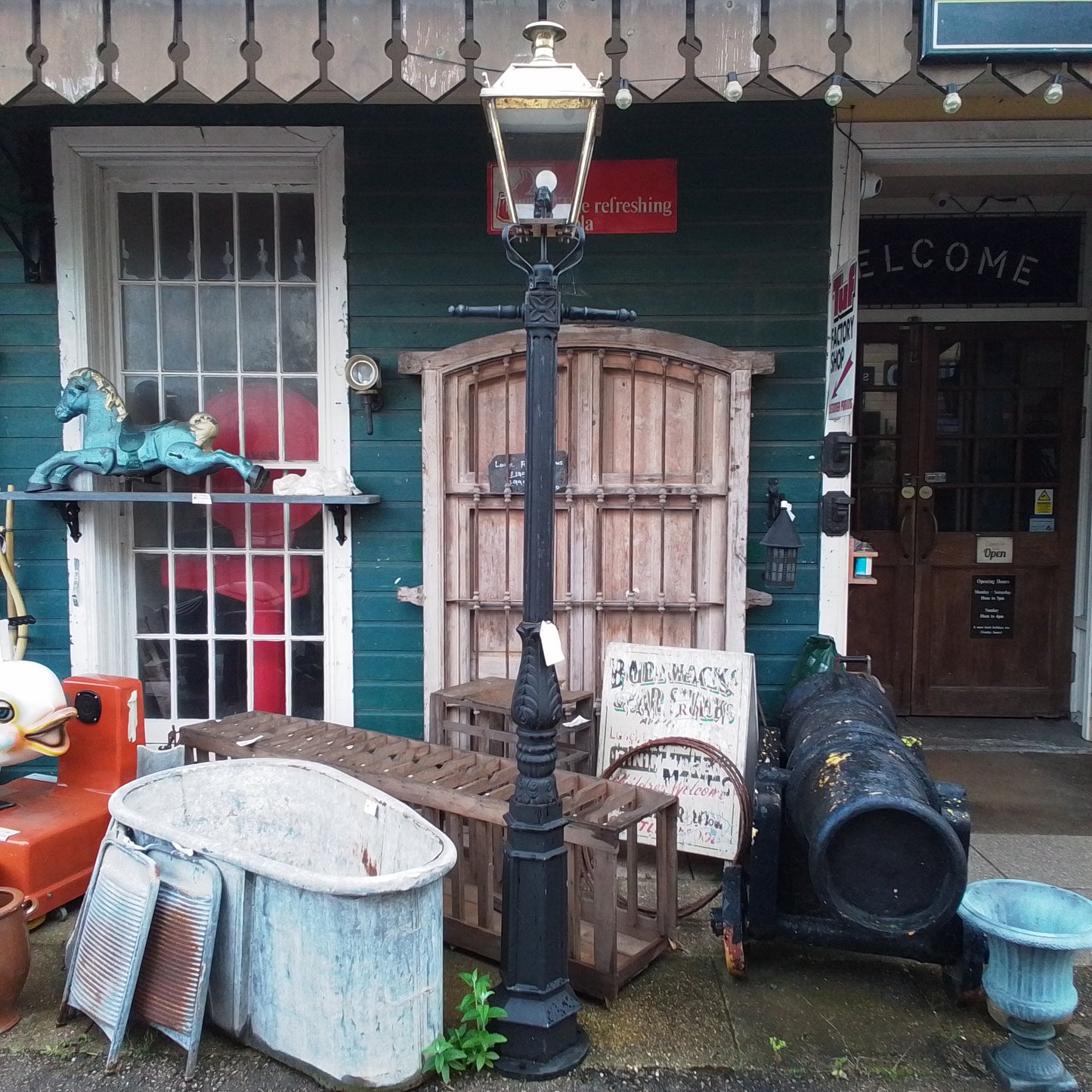 Cast Iron Lamppost & Lamp