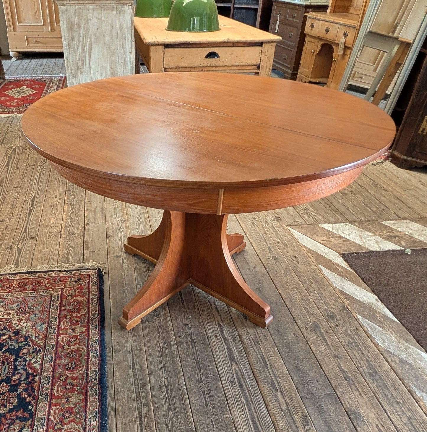 Circular Extending Table