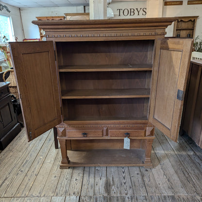 Mid 20th Century Oak Cupboard