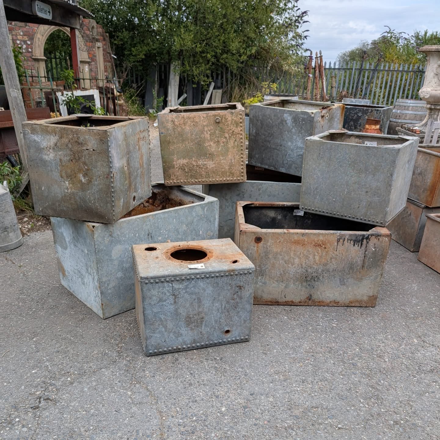 Galvanised Tanks & Troughs