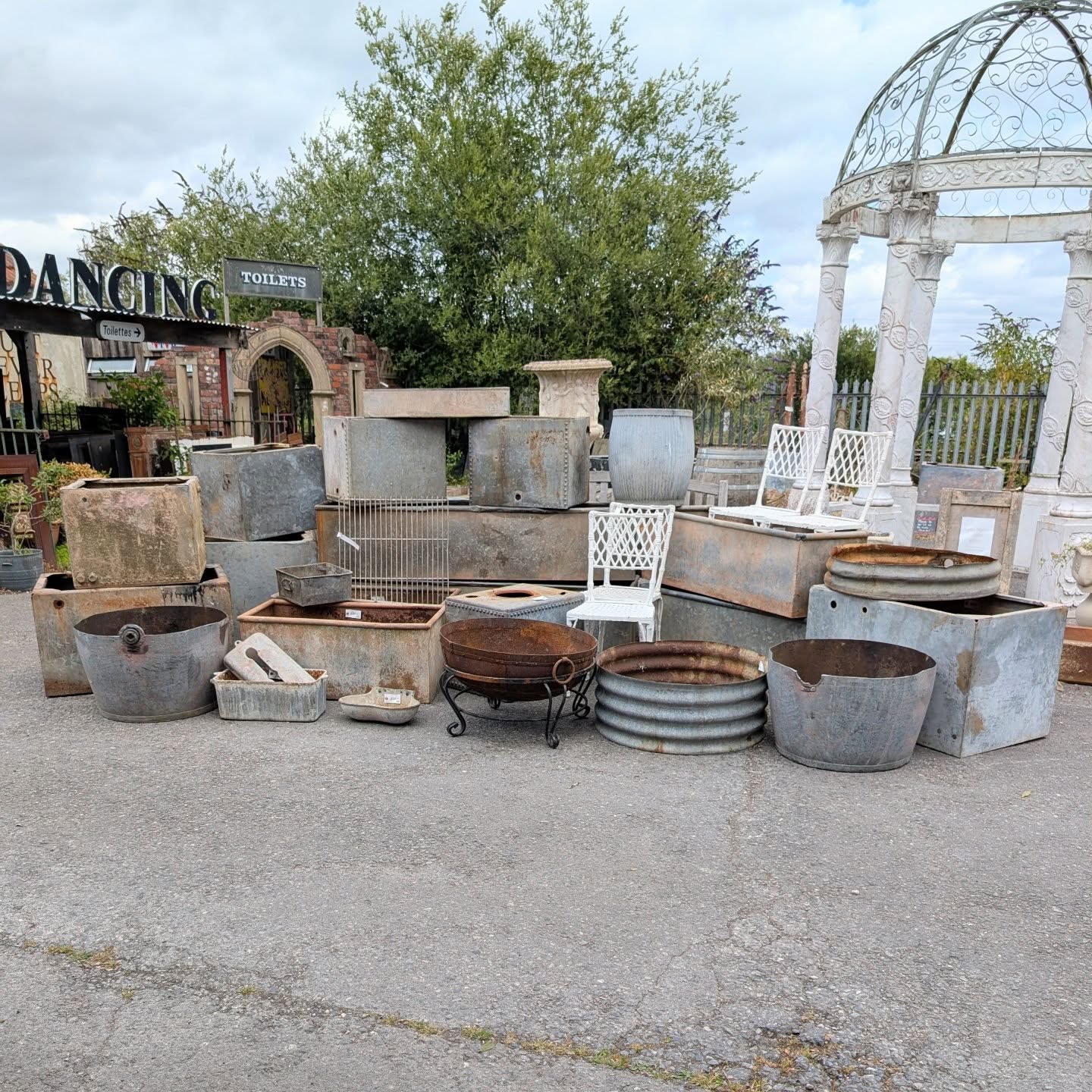 Galvanised Tanks & Troughs